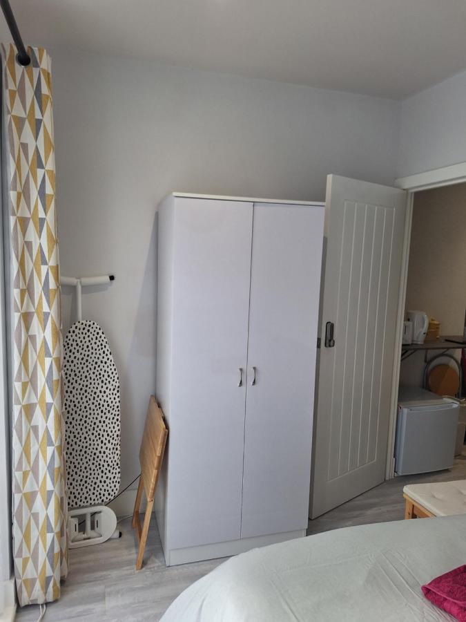 Deluxe Single Room Only For One Adult Northolt  Exterior foto